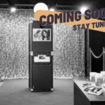 Fotobox Erfurt auf dem roten Teppich und vielen tollen Requisiten mit Coming Soon Aufschrift