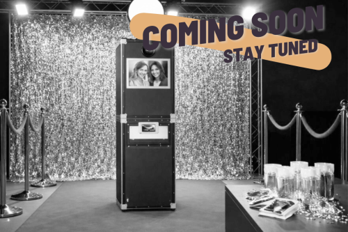 Fotobox Erfurt auf dem roten Teppich und vielen tollen Requisiten mit Coming Soon Aufschrift
